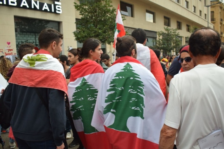 المتظاهرون يعاودون اغلاق الطرقات في عدد من المناطق اللبنانية