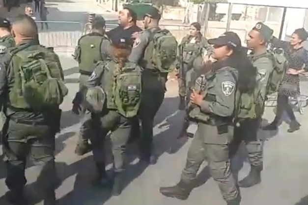 فيديو- الاحتلال يمنع العالول من دخول الحرم الابراهيمي