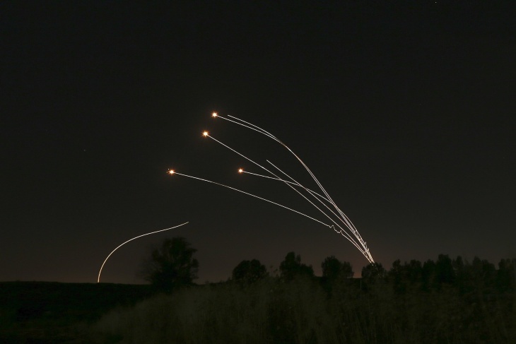 فيديو- اطلاق 3 صواريخ من غزة على المستوطنات
