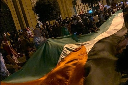 العلم الفلسطيني يتوسّط المعتصمين في بيروت (فيديو وصور)