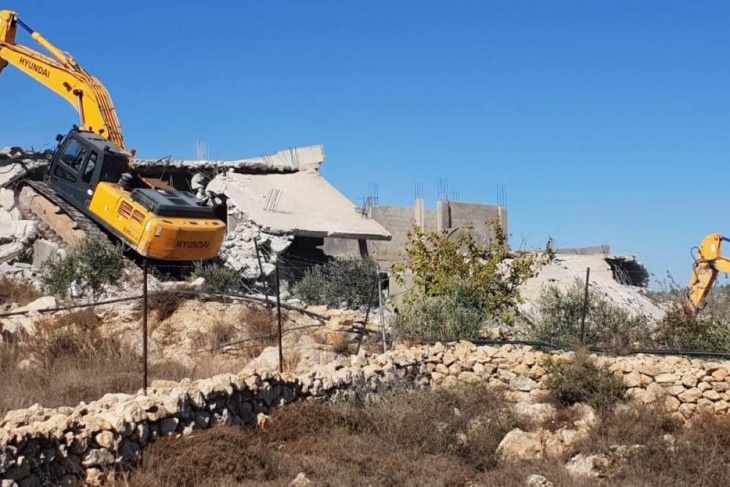 فيديو- الاحتلال يهدم ثلاثة منازل في القدس ومخيم العروب