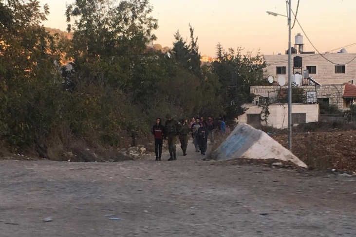 الاحتلال يعتقل 3 مواطنين من الخليل
