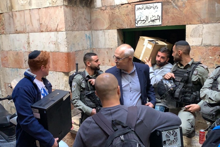 القدس: المعلمون يعتصمون امام مكتب التربية المغلق