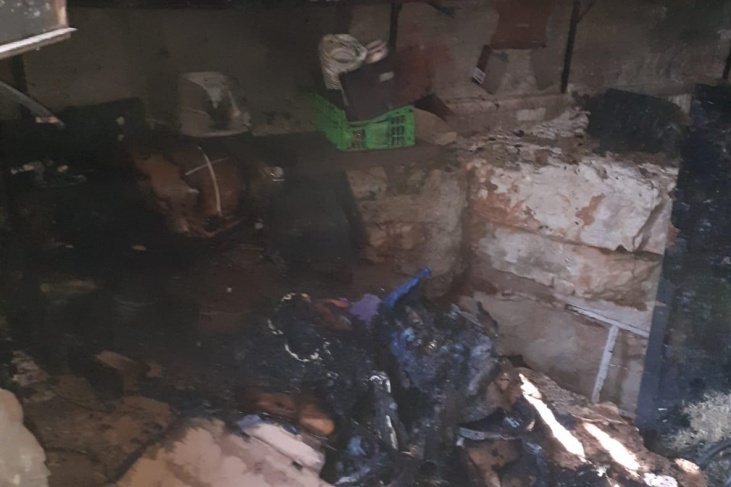 اطفائية بلدية الخليل تسيطر على حريق اشتعل في أحد المخازن