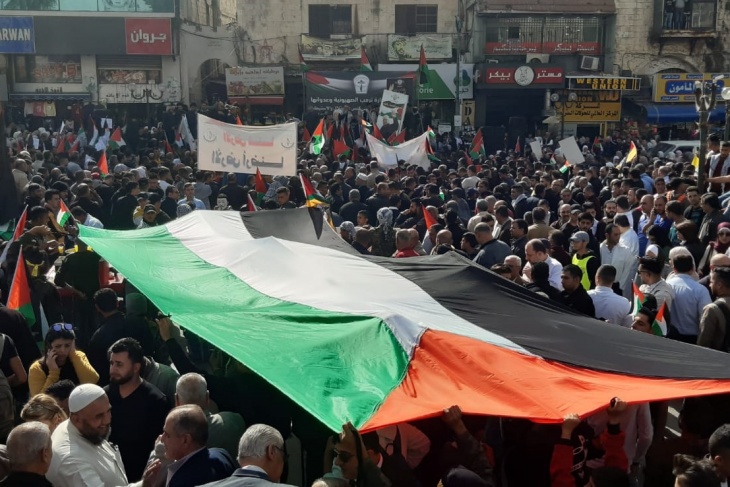 الاف المواطنين يخرجون بمسيرة في نابلس