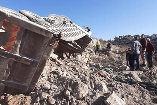 صور- نجاة سائق بعد تعطل فرامل شاحنته