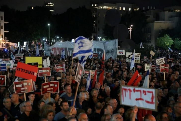 الآلاف يتظاهرون في تل أبيب مطالبين نتنياهو بالاستقالة