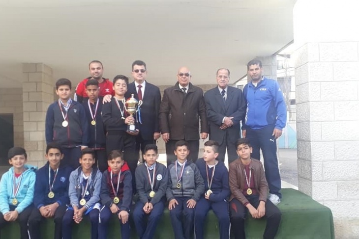 كأس بطولة كرة السلة في سواعد طلبة المدرسة الإسلامية الأساسية للذكور