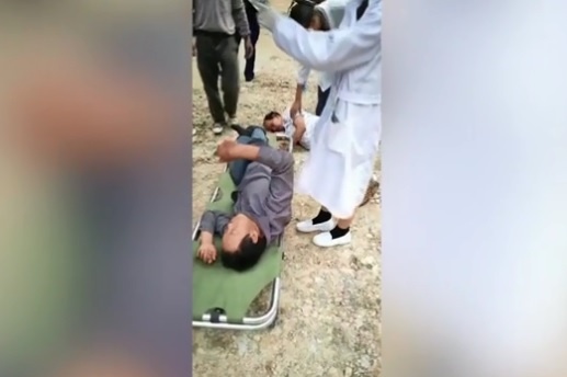 فيديو- دبابير تقتل 3 أشخاص خلال سيرهم بجنازة