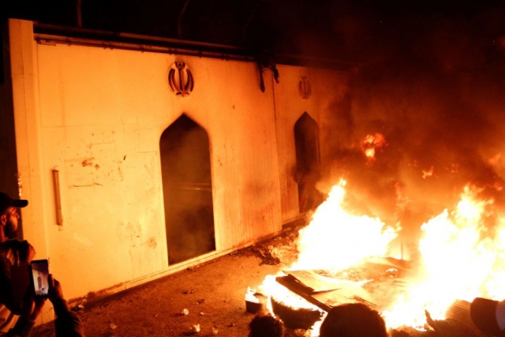 إضرام النيران في قنصلية إيران بمدينة النجف العراقية