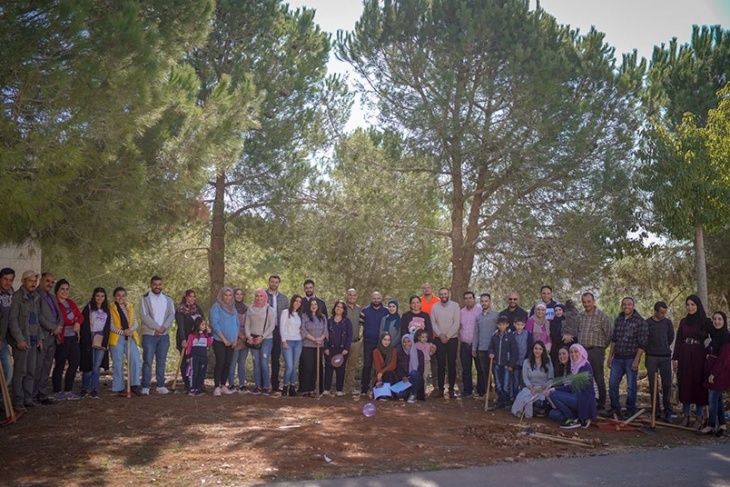 خريجو جامعة بيرزيت يشاركون في زراعة أشجار حرجية في الحرم الجامعي