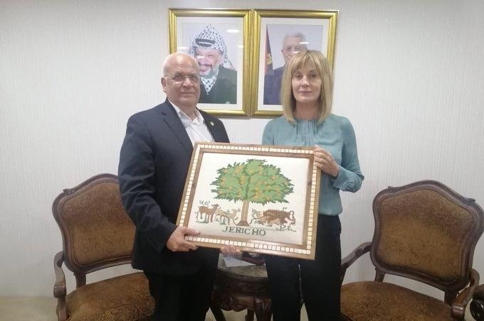 عريقات يستقبل السفيرة النرويجية لدى فلسطين