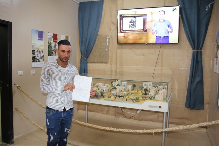طالب من &quot;القدس المفتوحة&quot; يحصل على براءة اختراع عن آلة زراعية بيئية