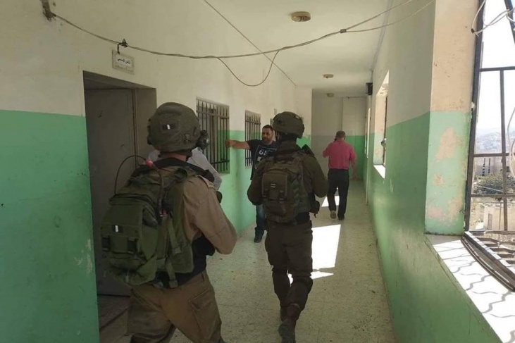 الاحتلال يعتقل طالبين ويخلي مدرسة عوريف جنوب نابلس