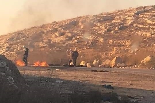 نابلس: المستوطنون يشعلون الاطارات ويرشقون المارة بالحجارة