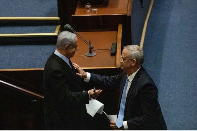 &quot;ازرق ابيض&quot; يطالب بوزارة القضاء مع بقاء نتنياهو في منصبه عام واحد