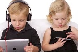 دراسة صادمة عن إدمان الأطفال على الهواتف الذكية