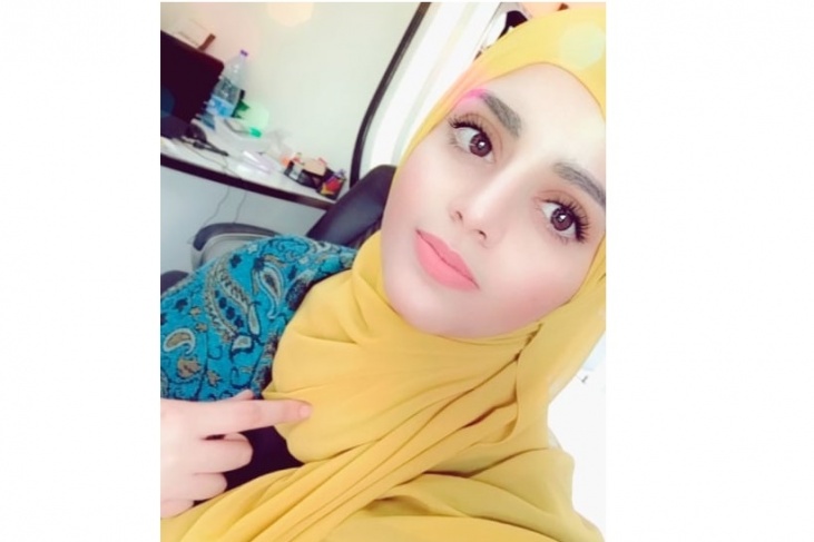 طالبة بالقدس المفتوحة تتكئ على موهبتها لمساعدتها بتوفير مصاريف الحياة