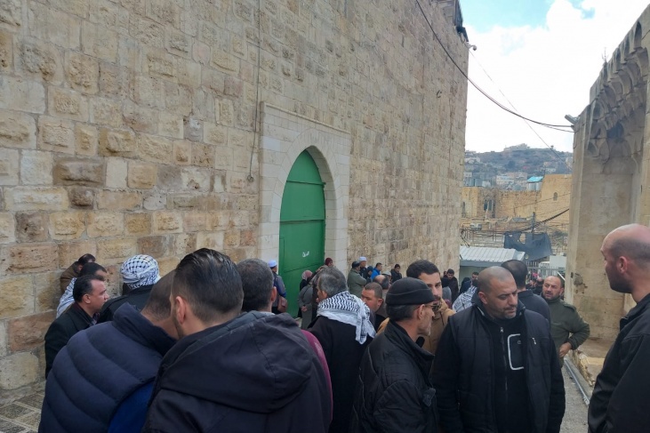 المئات يؤدون صلاة الظهر في الحرم الابراهيمي