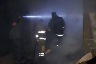 اطفائية بلدية الخليل تسيطر على نيران بمنجرة بعد 3 ساعات