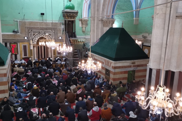 شاهد- آلاف يصلون الفجر في الحرم الابراهيمي