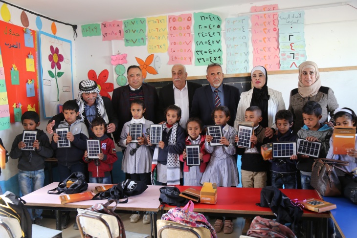 طلاب بدو الكعابنة يتسلمون وحدات إنارة مكتبية تعمل بالطاقة الشمسية