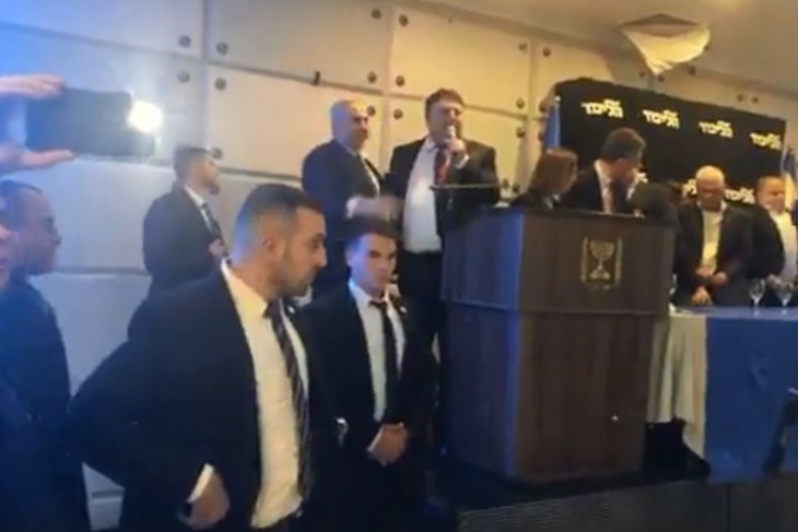 &lt;div&gt;صورة وتعليق: &lt;/div&gt;نتنياهو يهرب من مركز انتخابي في عسقلان بفعل سقوط صاروخ