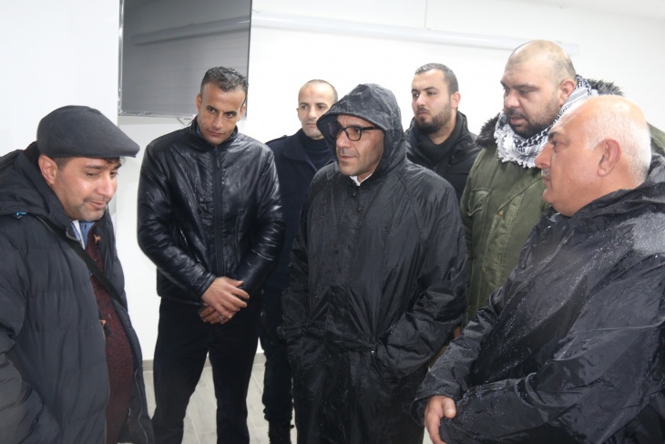 محافظ القدس يقوم بجولة تفقدية في منطقتي الرام وقلنديا