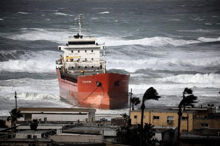 العواصف تجرف سفينة في اسرائيل
