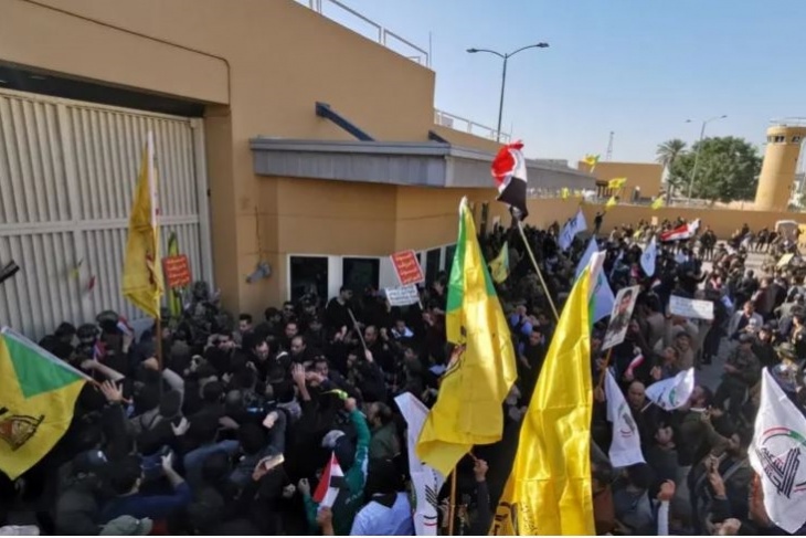 اخلاء السفير الامريكي والعاملين بسفارة بغداد بعد محاصرة المتظاهرين لهم