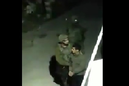 فيديو- اعتقال فتى مصاب من مخيم العروب