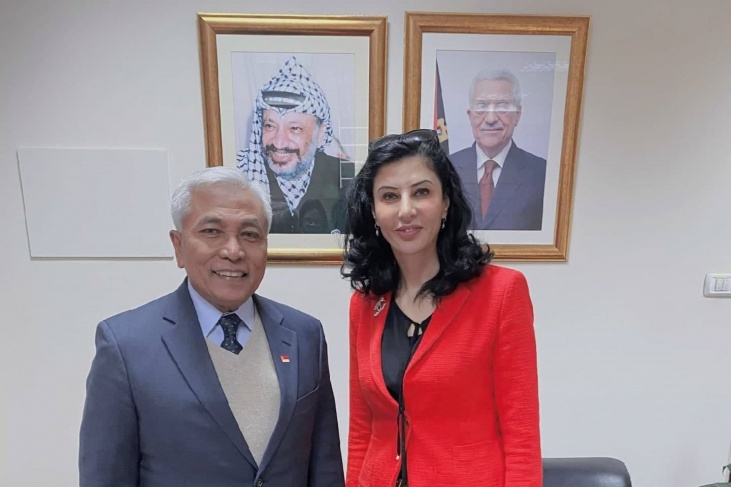 السفيرة جادو تطلع مسؤولا سنغافوريا على انتهاكات الاحتلال