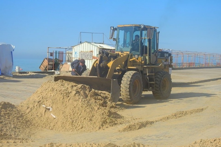 سلطة الموانئ البحرية تزيل الرمال المتراكمة في ميناء غزة