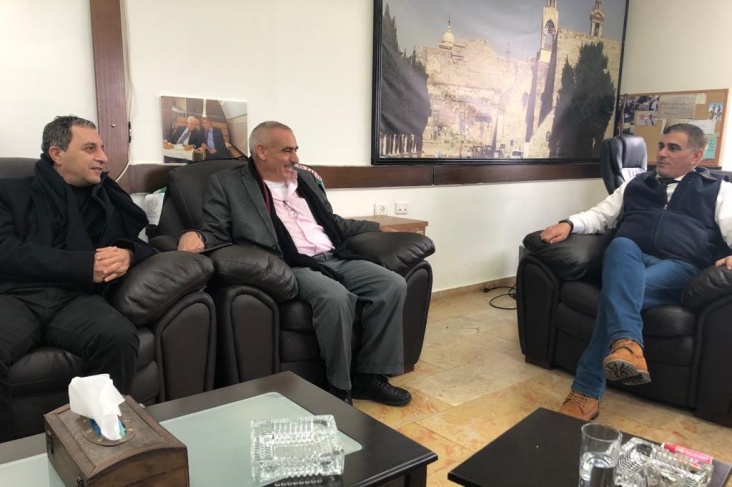 رئيس جمعية الفنادق بفلسطين الياس العرجا يوقع اتفاقية تعاون مع معا