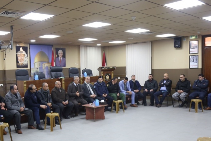 محافظ طولكرم يجتمع مع لجنة العلاقات العامة بالمؤسسة الأمنية والمدنية