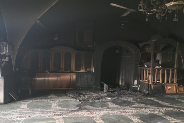 صور- مستوطنون يحرقون مسجدا غرب القدس