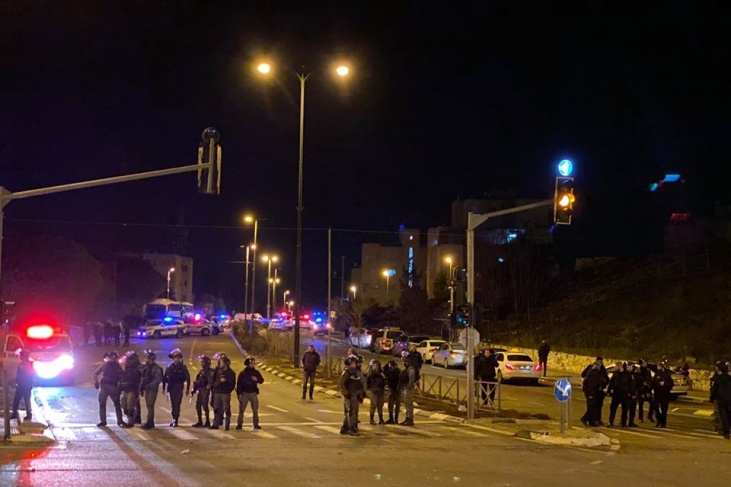 عقب اختفاء طفل: إصابة 23 مواطنا في بيت حنينا والاحتلال يغلق القدس