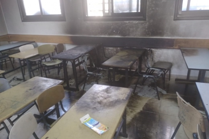 مستوطنون يحرقون صفا دراسيا جنوب نابلس