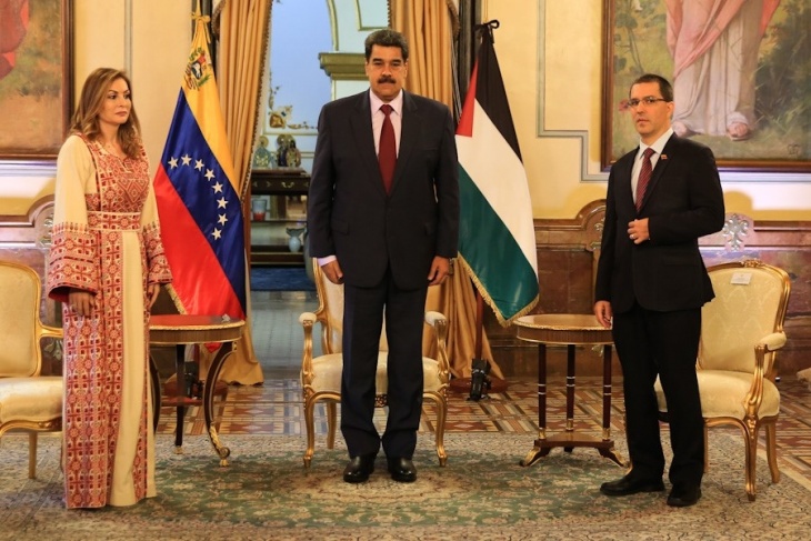 الرئيس الفنزويلي يقلد السفيرة صبح تكريما لجهودها بتمثيل قضية فلسطين