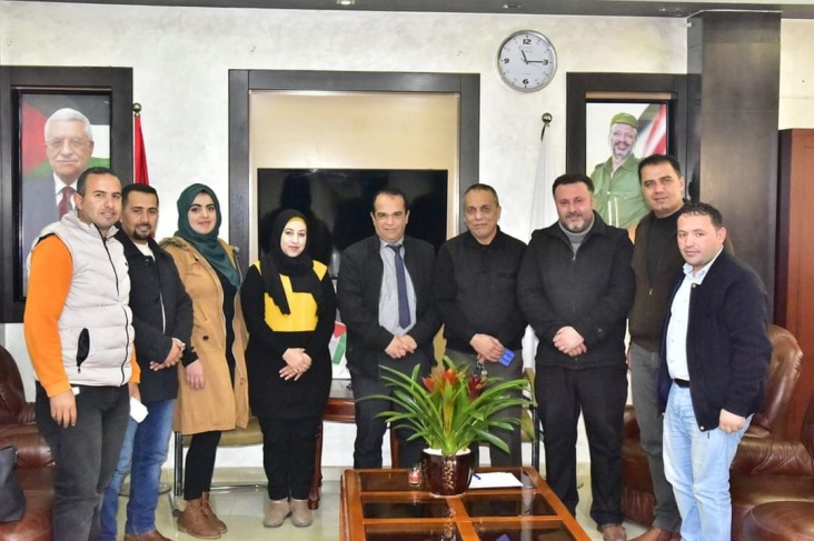 رئيس بلدية يطا يلتقي وفداً من المركز الفلسطيني للاتصال والسياسات