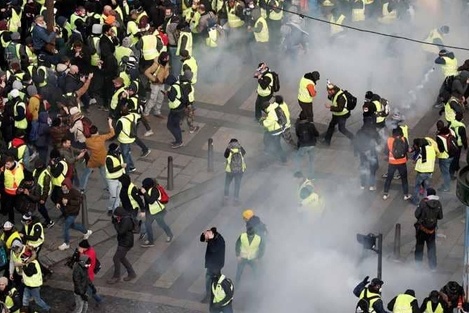 الشرطة تهاجم رجال الإطفاء خلال احتجاجاتهم في فرنسا (فيديو)
