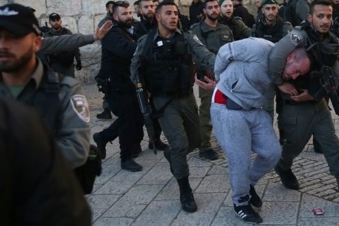 اعتقال شابين- إغلاق المسجد الأقصى والقدس القديمة
