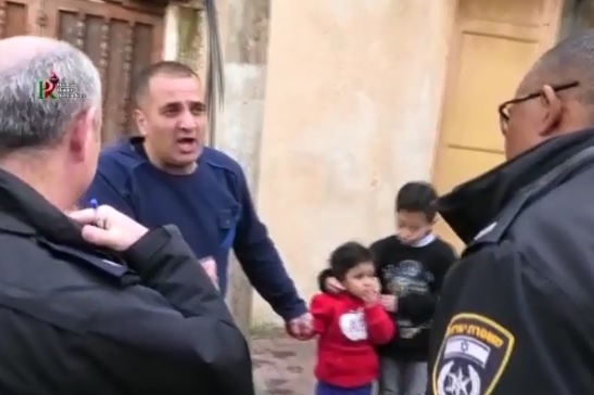إصابة طفلتين- مستوطنون يهاجمون عائلة بالخليل (فيديو)
