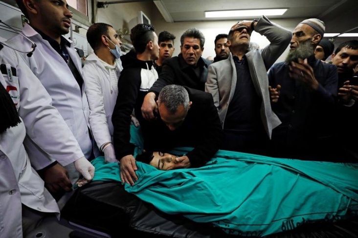 الخليل تودع شهيدها وسط مواجهات عنيفة