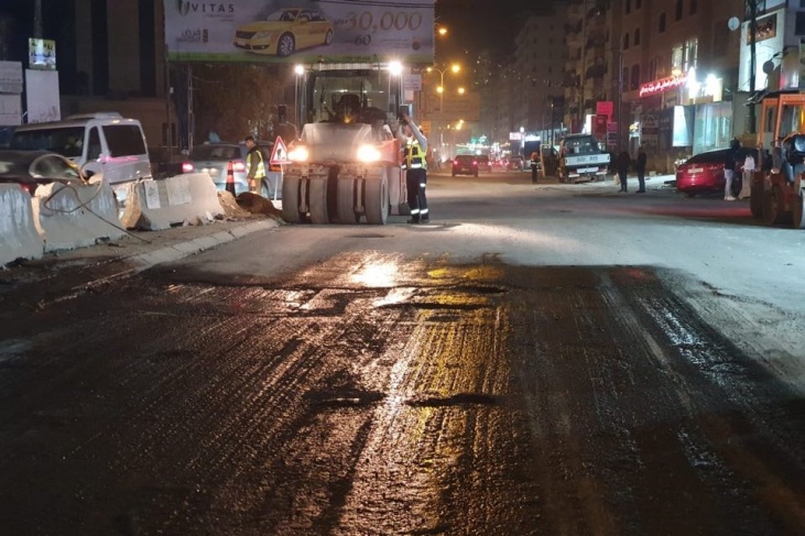 الأشغال العامة ماضية في أعمال تأهيل طريق قلنديا الرئيسي
