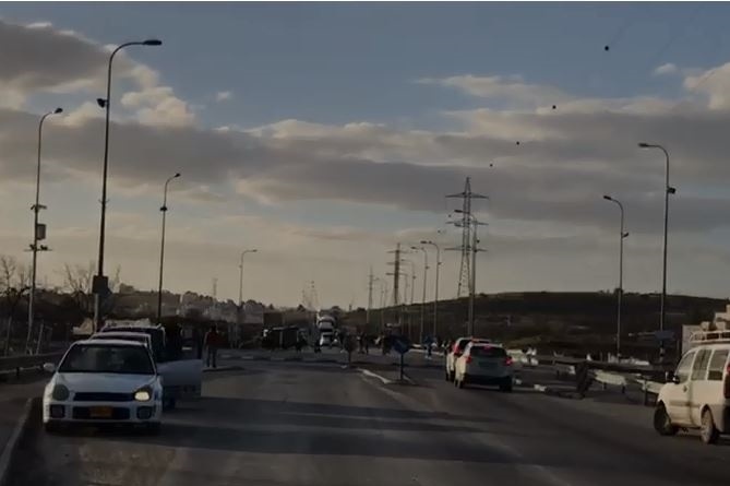 الاحتلال يغلق مداخل بيت عينون شمال الخليل