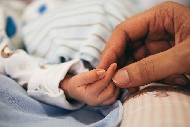 بعد 17 محاولة فاشلة- طبيب يحقق حلم سيدة بالإنجاب