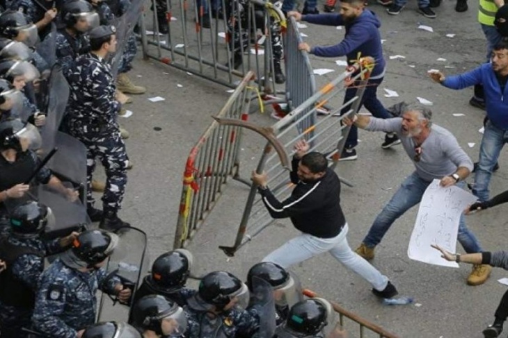 لبنان- إصابة عشرات المحتجين في &quot;مواجهات البرلمان&quot;