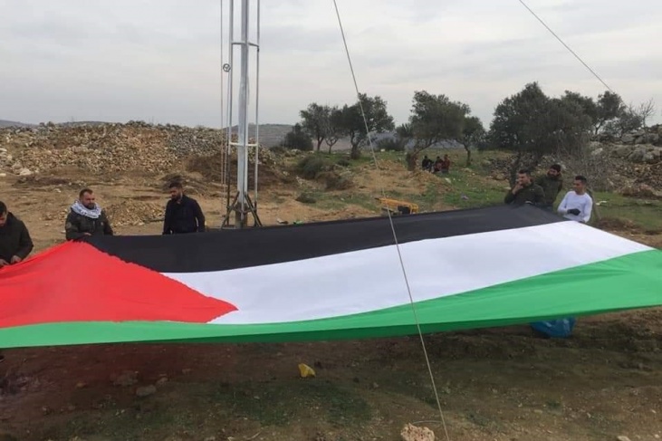 رفع علم فلسطين فوق منطقة مهددة جنوب نابلس
