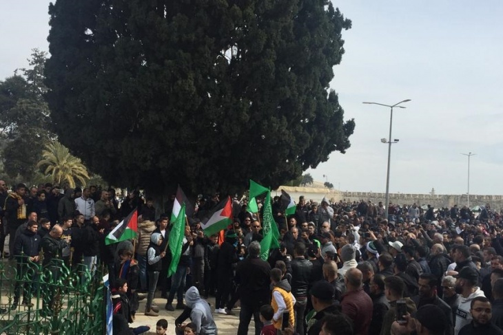 قوات الاحتلال تزيل يافطة مناهضة لصفقة القرن في ساحة الاقصى